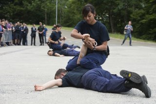Des aspirants policiers montrent au public divers moyens de contrainte et interventions lors de la journée officielle de l'Académie de police à Savatan (archives)